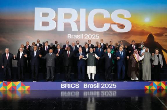 올해 브릭스(BRICS) 의장인 룰라 대통령(앞줄 왼쪽에서 여섯 번째)은 7월 6~7일 리우데자네이루에서 열린 브릭스 정상회의에 참석해 미국을 성토하는 데 앞장섰다. 뉴시스