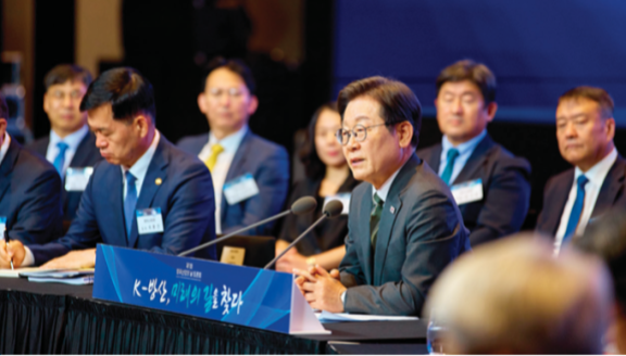 이재명 대통령이 7월 8일 서울 용산구 그랜드 하얏트 호텔에서 열린 제1회 방위산업의 날 토론회에서 발언하고 있다. 대통령실 제공