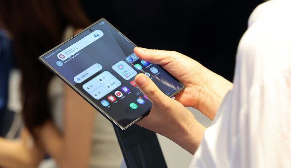 서울 영등포구 여의도 더현대 서울에 마련된 갤럭시 스튜디오에서 7월 23일 한 시민이 진열된 ‘갤럭시Z 폴드7’을 살펴보고 있다. 뉴스1