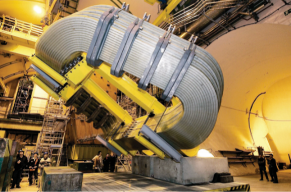 유럽입자물리연구소(CERN)의  LHCb 검출기에 사용되는 곡선형 대형 자석. 전하를 띤 입자의 궤적을 휘게 만들어 물질-반물질 간 대칭성 붕괴(CP 위반) 같은 현상을 정밀하게 분석하는 데 쓰인다. CERN 제공