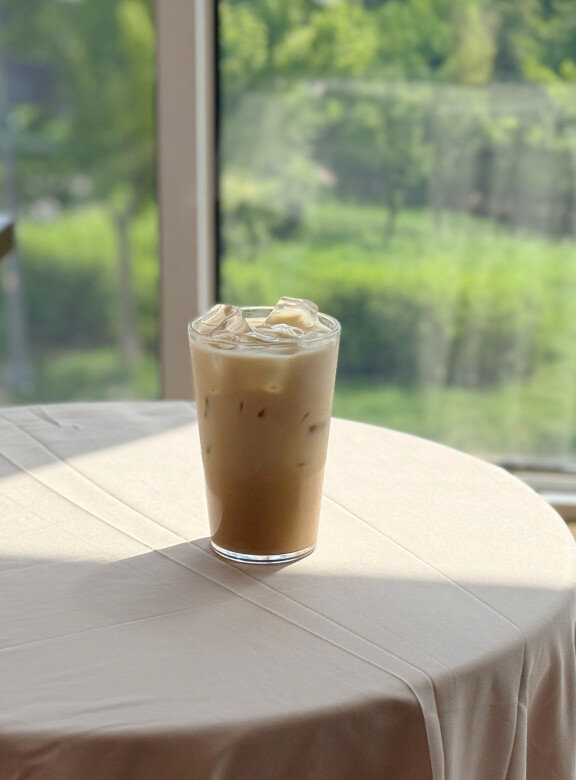 조윤희커피하우스의 시그니처 메뉴인 ‘바닐라빈라떼’. 우유자조금관리위원회 제공