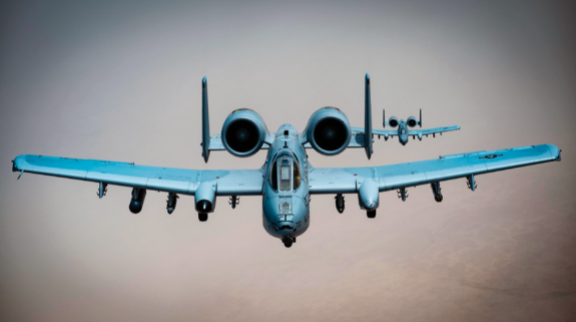 미국 공군 A-10C 공격기가 중동 모처에서 APKWS II 로켓을 장착한 채 초계 비행을 하고 있다. 미국 중부사령부 X(옛 트위터) 계정 
