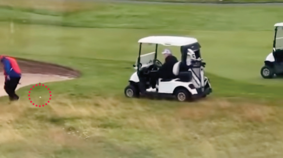 최근 온라인상에서 논란이 된 도널드 트럼프 미국 대통령의 ‘알까기 골프’ 부정행위 모습. 원 안이 캐디가 던져 놓은 골프 공이다. 유튜브 캡처