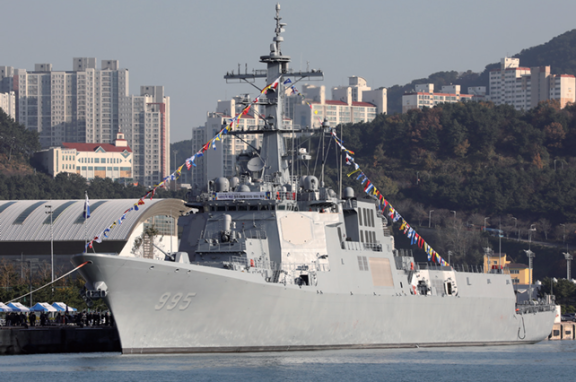 지난해 12월 취역한 한국 해군 이지스 구축함 정조대왕함. 비슷한 규모의 미국 해군 구축함 알레이버크급에 비해 건조 비용이 절반 정도인 것으로 알려졌다. 뉴스1 