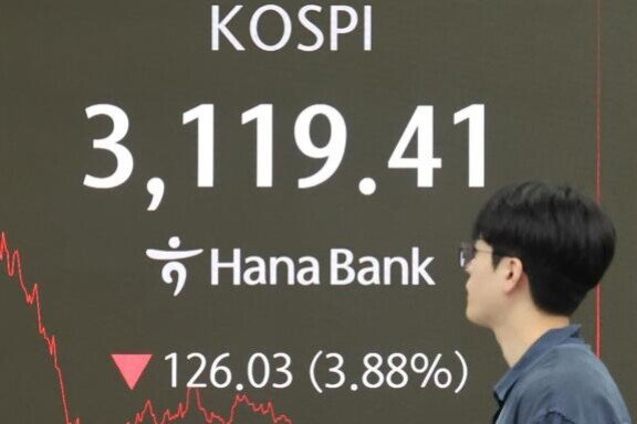 8월 1일 서울 중구 하나은행 딜링룸 전광판에 코스피가 3119.41을 기록하고 있다. 뉴시스