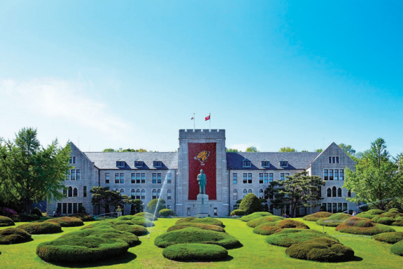 서울 성북구 안암동에 있는 고려대는 캠퍼스 건물 뒤쪽으로 개운산, 앞으로는 청계천과 합수하는 정릉천이 흐른다. 사진은 고려대 본관. 뉴스1