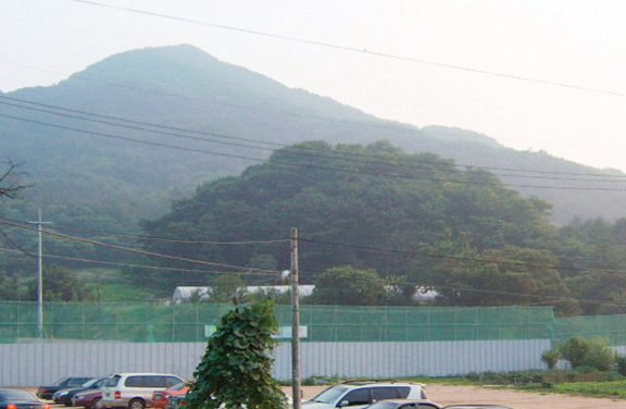 앞산이 알 모양으로 생긴 경기 의왕 B 음식점. 박정해 제공