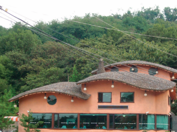 경기 부천 C 음식점. 주산과 식당 지붕이 모두 둥그렇다. 박정해 제공