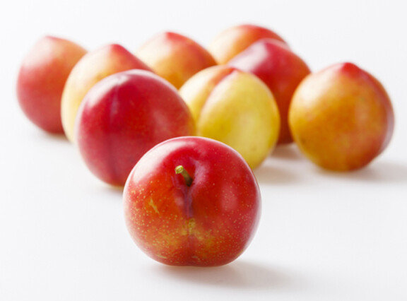 잼으로 만들면 향을 오래 즐길 수 있는 자두. GETTYIMAGES