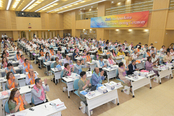 8월 14일 열린 국제창가학회(SGI) 결성 50주년 기념 연수 개강식 현장. 인도, 태국, 일본 등 세계 각국에서 온 참가자들이 한 자리에 모여 있다. 한국SGI 제공
