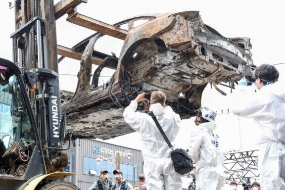 2024년 8월 1일 인천 청라 아파트 지하주차장에서 발생한 화재로 전소된 전기차가 합동감식을 받기 위해 지게차에 실려 정비소로 향하고 있다. 이날 현장에는 벤츠 측 관계자들도 찾아와 감식을 참관했다. 뉴스1