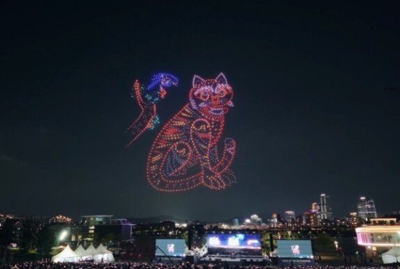 8월 15일 ‘2025 코리안드림 한강대축제’(한강대축제) 드론쇼에서 넷플릭스 애니메이션 ‘케이팝 데몬 헌터스’ 속 ‘더피’의 모티프가 된 까치호랑이가 하늘을 수놓았다. 유튜브 채널 ‘seoul_4k’ 캡처