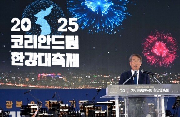 한강대축제에서 정운찬 한강대축제 조직위원회 대회장이 환영사를 하고 있다. 한강대축제 조직위원회 제공