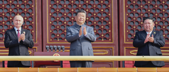 김정은 북한 국무위원장과 시진핑 중국 국가주석, 블라디미르 푸틴 러시아 대통령(오른쪽부터)이 9월 3일 베이징 톈안먼 망루에서 중국 전승절 80주년 열병식을 지켜보며 박수를 치고 있다. 북·중·러 정상이 한자리에 모인 것은 1959년 중화인민공화국 건국 10주년 열병식 이후 66년 만이다. 뉴시스 