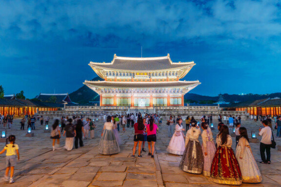 경복궁의 야경을 즐기는 사람들. 경복궁 야간 관람 프로그램은 9월 28일까지 계속된다. 홍태식