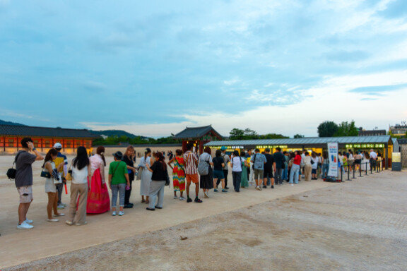 경복궁 야간 관람권을 구매하려는 사람들이 매표소 앞에 줄지어 서 있다. 홍태식