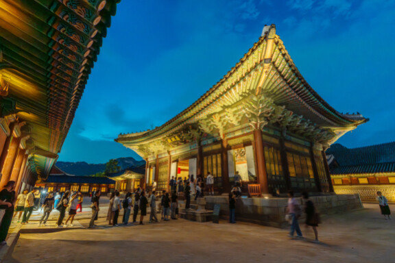 조선시대 왕이 대신들과 국가 중요 정책에 대해 토론하는 장소였던 사정전(思政殿)을 관람객들이 둘러보고 있다. 홍태식