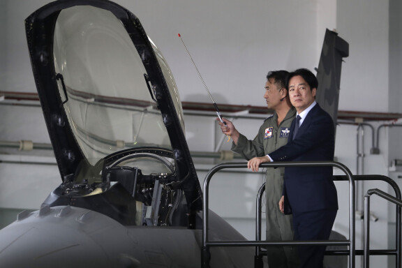 라이칭더 대만 총통(오른쪽)이 1월 21일 대만 동부 타이둥현의 군사기지를 찾아 대만 공군을 시찰하고 있다. 뉴시스