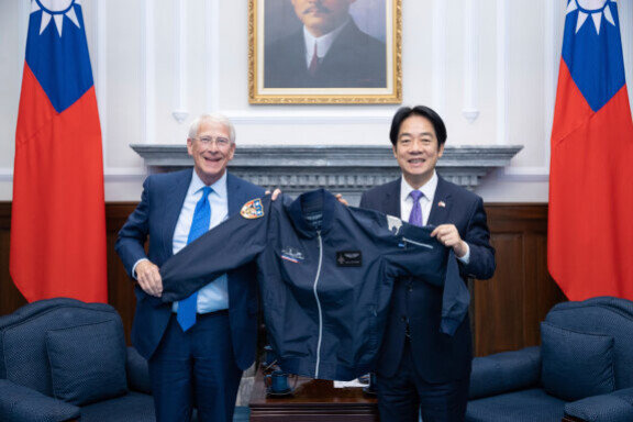 라이 총통(오른쪽)과 로저 워커 미국 상원의원이 8월 29일 대만 타이베이에서 함께 사진을 찍고 있다. 대만 총통부 제공