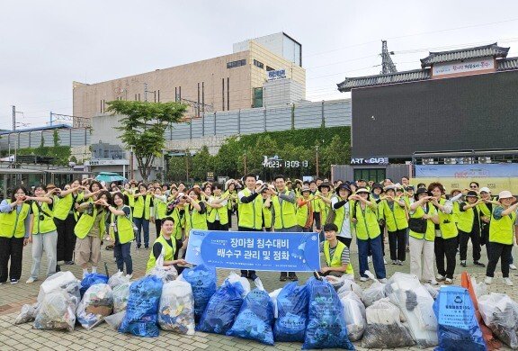 하나님의 교회 봉사자 110여 명은 장마철 침수 예방을 위해 6월 29일 동인천역 일대 배수구를 청소해 쓰레기 약 200kg을 수거했다. 하나님의 교회 제공