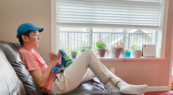 이민석 씨가 캐나다 장애인 주거 지원 정책 ‘홈셰어’를 통해 거주하고 있는 집 거실에 앉아 쉬고 있다. 김재식 제공