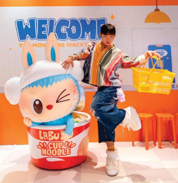 크리에이터 큐영이 라부부 피겨 옆에서 포즈를 취하고 있다. 홍태식 