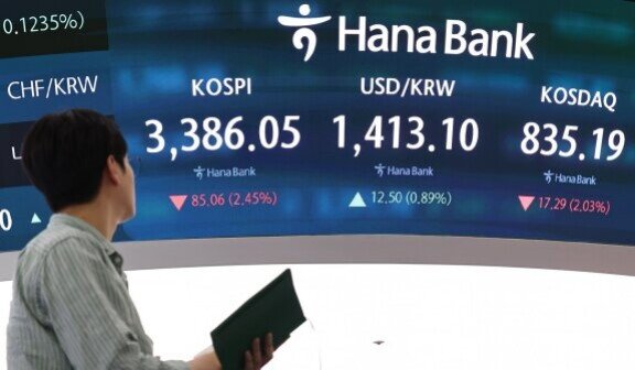 9월 26일 서울 중구 하나은행 딜링룸 전광판에 코스피 종가 3386.05가 표시되고 있다. 뉴시스