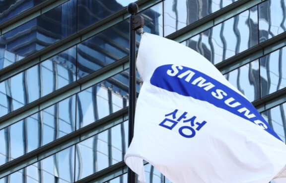 서울 서초구 삼성전자 서초사옥에서 삼성 깃발이 바람에 펄럭이고 있다. 뉴스1