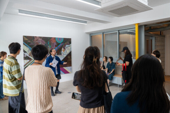 권태현 큐레이터(가운데)가 에이라운지 컨템퍼러리에서 참가자들에게 전시 해설을 하고 있다. 홍태식