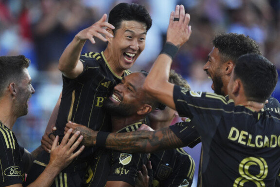 LA FC 동료들과 포옹하는 손흥민. 뉴시스
