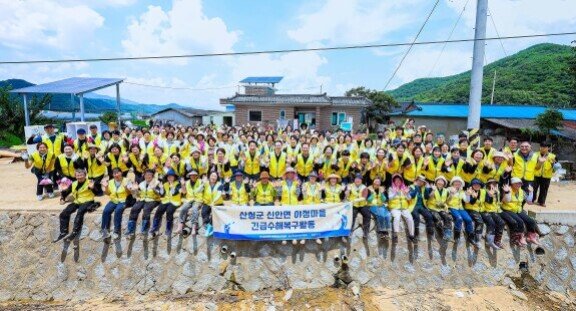 7월 기록적인 폭우로 큰 피해를 입은 경남 산청군에서 긴급 복구 활동을 펼친 하나님의 교회 신자들. 하나님의교회 제공