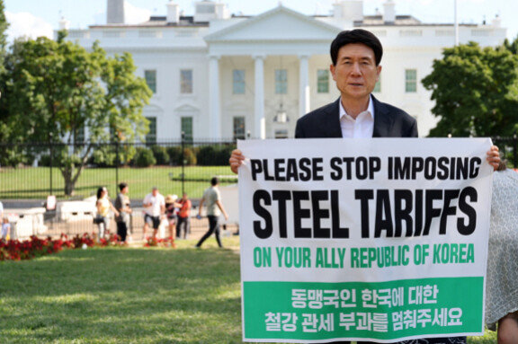 이강덕 포항시장이 9월 1일(현지 시간) 미국 워싱턴 D.C. 백악관 앞에서 철강 관세 인하를 호소하는 캠페인을 하고 있다. 포항시 제공