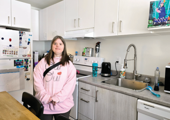 발달장애인 케이티 존슨 씨가 자신이 살고 있는 ‘코러스 아파트(Chorus Apartments)’ 집 내부를 소개하고 있다. 이 아파트에는 발달장애인 20가구와 비장애인 51가구가 함께 거주한다. 푸르메재단 제공