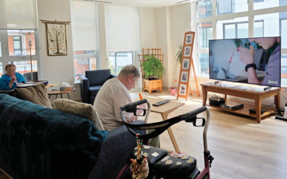 머리카락이 희끗희끗한 고령의 한 발달장애인이 라르시 그레이트 밴쿠버가 운영하는 지원 생활 주택 소파에 앉아서 쉬고 있다. 푸르메재단 제공