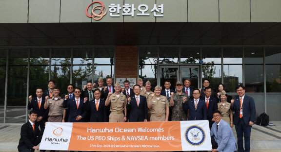 한화그룹이 미국법인 조선사업부 사장으로 영입한 토마스 앤더슨 전 미 해군 사령관(앞줄 오른쪽에서 여섯 번째).  지난해 9월 27일 경기 시흥 한화오션 시흥R&D캠퍼스를 방문한 모습이다. 한화오션 홈페이지 캡처