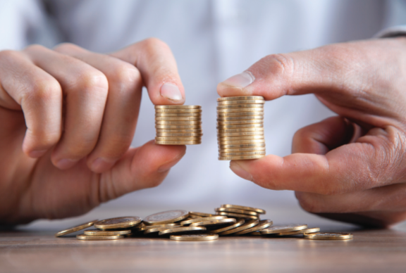 19세기 사회철학자이자 경제학자인 존 스튜어트 밀은 “사람들은 단순히 부자가 되기를 바라는 것이 아니라 남들보다 더 부자가 되기를 바란다”고 말했다. GETTYIMAGES 