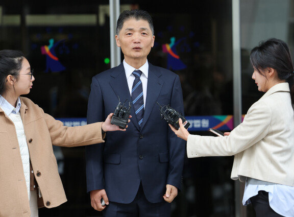 김범수 카카오 미래이니셔티브센터장(가운데)이 10월 21일 SM엔터테인먼트 주가조작 의혹 사건 1심에서 무죄 선고를 받은 뒤 심경을 밝히고 있다.  뉴스1