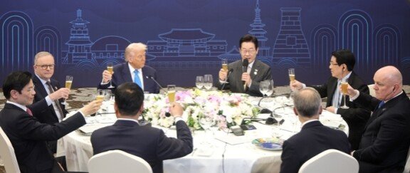 이재명 대통령이 10월 29일 오후 경북 경주 힐튼호텔에서 열린 ‘정상 특별만찬’에 참석해 8개국 정상들과 건배를 하고 있다. 왼쪽부터 시계 방향으로 로런스 웡 싱가포르 총리, 앤서니 앨버니지 호주 총리, 도널드 트럼프 미국 대통령, 이 대통령, 르엉끄엉 베트남 국가주석, 크리스토퍼 럭슨 뉴질랜드 총리, 마크 카니 캐나다 총리, 아누틴 찬위라꾼 태국 총리. 대통령실사진기자단 