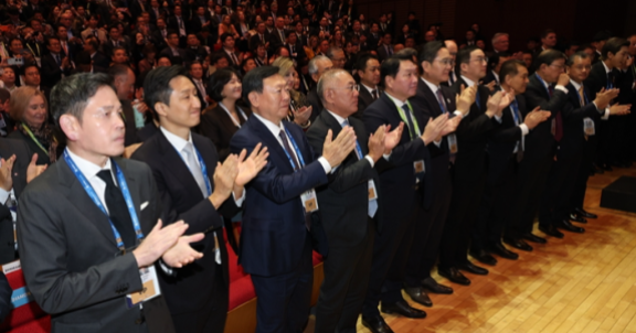 경주예술의전당에서 열린 ‘APEC CEO 서밋’에 참석한 주요 그룹 총수들이 이재명 대통령의 특별 연설을 듣고 박수를 치고 있다. 왼쪽부터 정용진 신세계그룹 회장, 정기선 HD현대 회장, 신동빈 롯데그룹 회장, 정의선 현대자동차그룹 회장, 최태원 SK그룹 및 대한상공회의소 회장, 이재용 삼성전자 회장, 구광모 LG그룹 회장, 장인화 포스코홀딩스 회장, 허태수 GS그룹 회장. 대통령실사진기자단 