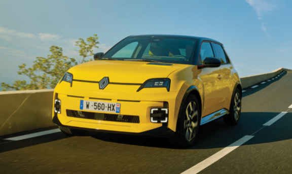 클래식한 디자인과 도심 주행에 적합한 성능으로 유럽시장에서 인기를 끌고 있는 소형 전기차(EV) ‘르노 5 E-테크’. 르노 제공