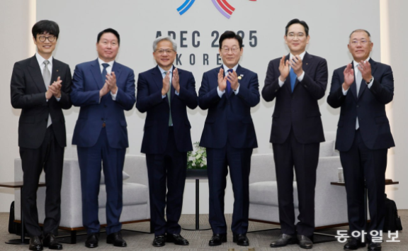 이재명 대통령이 10월 31일 젠슨 황 엔비디아 CEO와의 접견에 앞서 참석자들과 기념촬영을 하고 있다. 왼쪽부터 이해진 네이버 의장, 최태원 SK그룹 회장, 젠슨 황 CEO, 이 대통령, 이재용 삼성전자 회장, 정의선 현대차그룹 회장. 송은석 동아일보 기자 