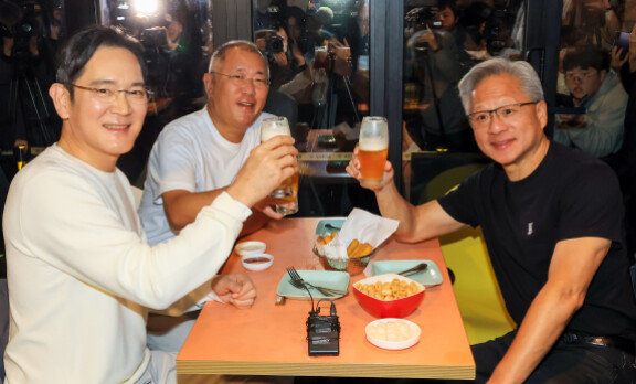 젠슨 황 엔비디아 최고경영자(CEO·오른쪽), 이재용 삼성전자 회장(왼쪽), 정의선 현대차그룹 회장(가운데)이 10월 30일 서울 강남구 삼성역 인근 깐부치킨 매장에서 건배하고 있다. 뉴스1