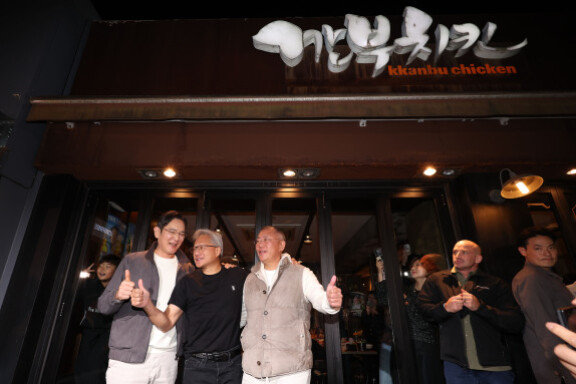 이 회장(왼쪽부터)과 황 CEO, 정 회장이 ‘치맥 회동’을 마친 뒤 시민과 취재진에게 인사하고 있다. 뉴스1