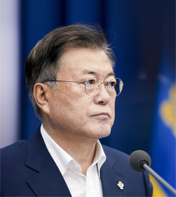 문재인 대통령이 6월 7일 청와대 여민관에서 열린 제3차 코로나19 대응 특별방역점검회의에 참석해 앉아 있다. [청와대 사진기자단]
