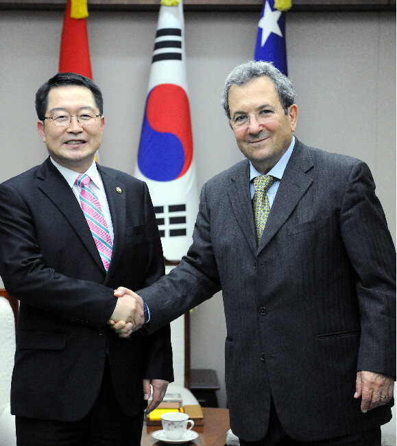 2013년 11월 에후드 바라크 전 이스라엘 총리와 백승주 당시 국방부 차관이 만났다. 이날 바라크 전 총리는 백 차관에게 북한 장사정포를 막기 위한 수단으로 아이언돔을 추천했다. [백승주]