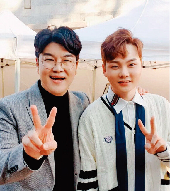 2020년 3월 21일 박서진은 선배 가수 박구윤의 KBS ‘아침마당’ 출연 소식을 알리면서 “제가 사랑하고 존경하는 박구윤 형님”이라며 투표를 독려하고 #1등가자 등의 해시태그를 올려 그를 응원했다. 박구윤은 그에게 ‘장구의 신’이라는 애칭을 붙여줬다. [박서진 인스타그램]