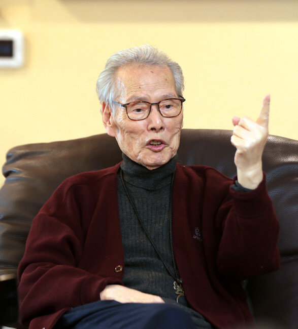 2021년 12월 22일 서울 종로구 평창로 자택 서재에서 동아일보와 마지막 인터뷰를 하고 있는 이어령 전 문화부 장관. [장승윤 동아일보 기자]