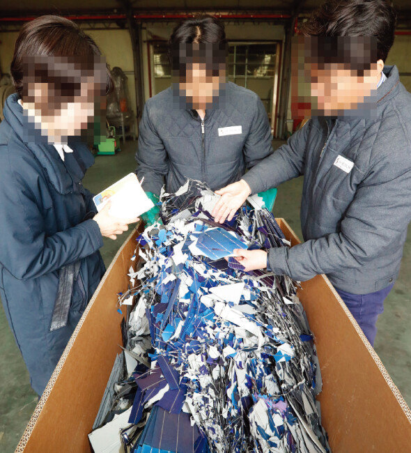 현재 설치된 태양광 발전 패널들의 수명이 다하는 20~30년 후면 폐패널이 큰 환경문제가 될 수 있다. [동아DB]