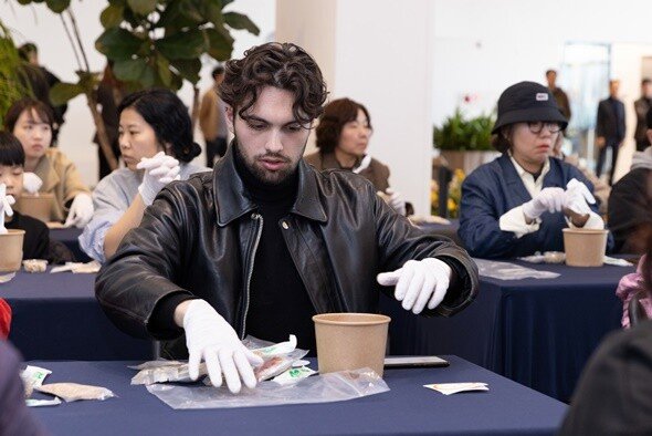 4월 5일 ‘2025 K-푸드 발효문화대전’에서 한 외국인이 체험교실에 참여하고 있다. 이상윤