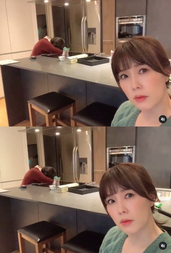 “Mother is an assistant” Hee-ra Ha, making cookies with her daughter…  The kitchen